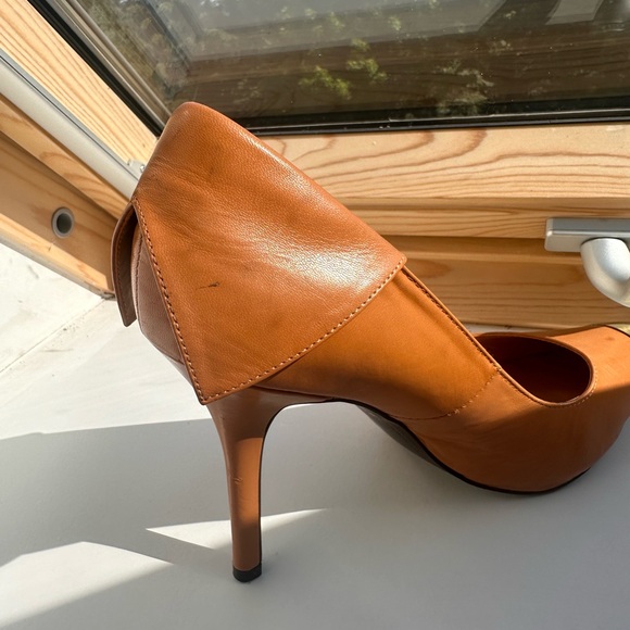 EUC FERGIE Podium Pumps in Camel and Gold-tone - Picture 7 of 8